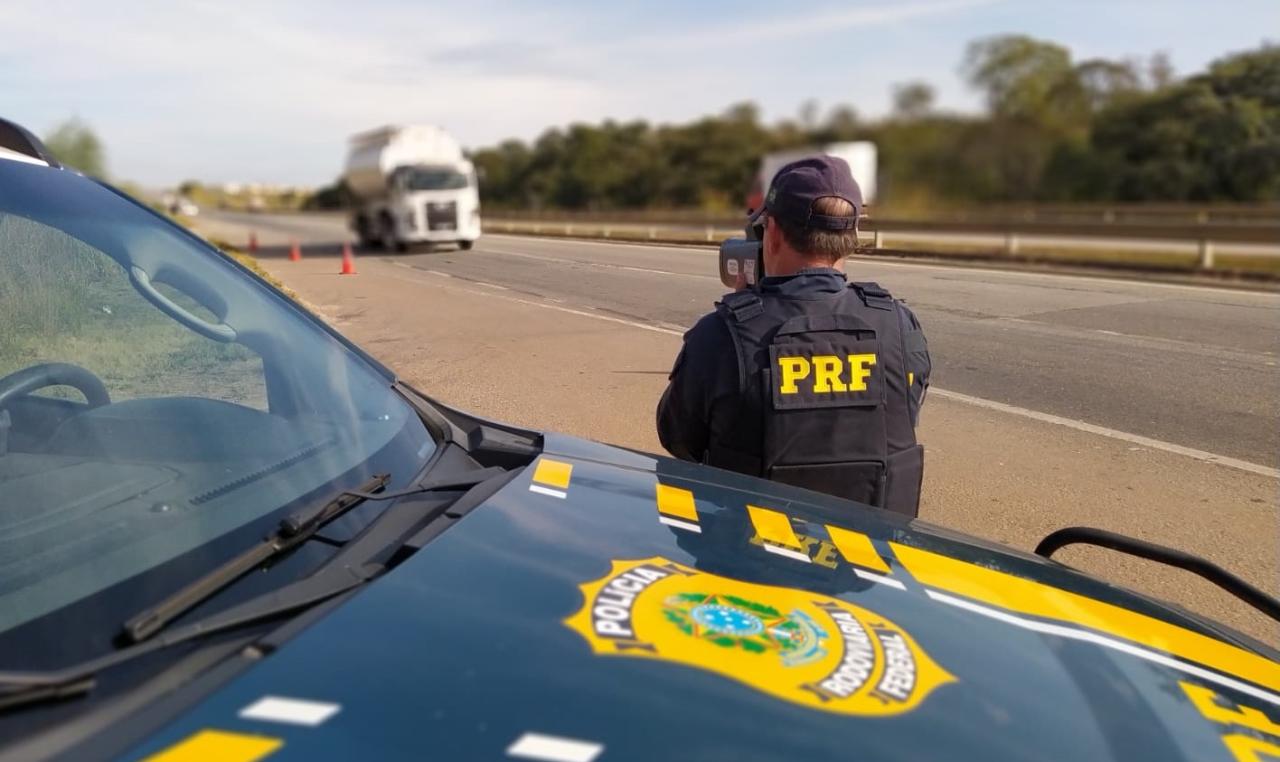 Motoristas trafegando acima do limite de velocidade faz PRF emitir alerta