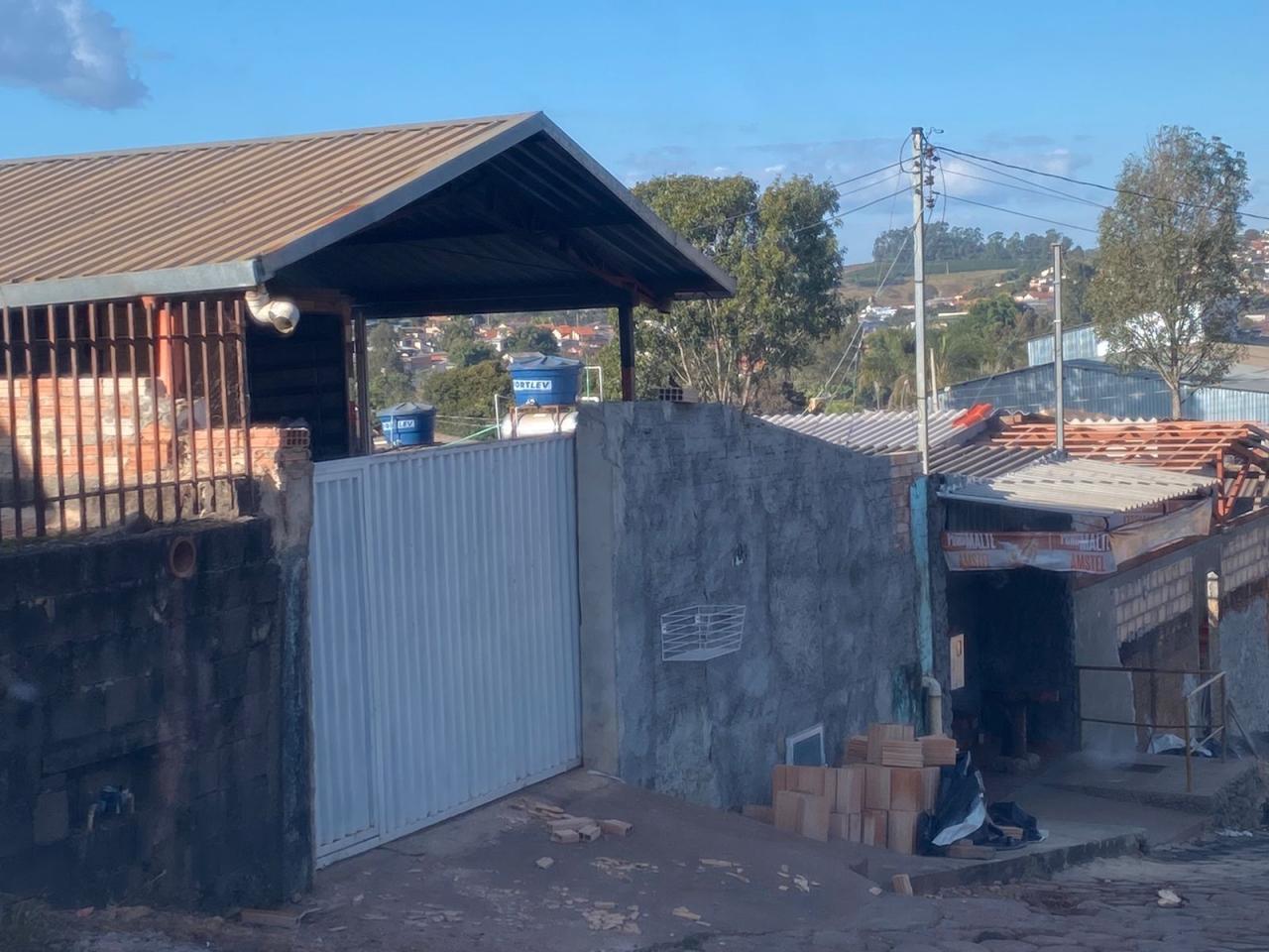 Mulher, suspeita de incendiar residência em Campos Altos, se apresenta no Pelotão da Polícia Militar