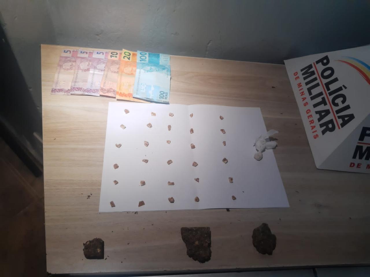 Polícia Militar prende suspeito por tráfico de drogas no bairro Salomão Drummond, em Araxá