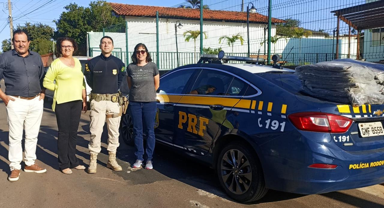 Polícia Rodoviária Federal entrega doação de cobertores para a Vila Vicentina de Campos Altos