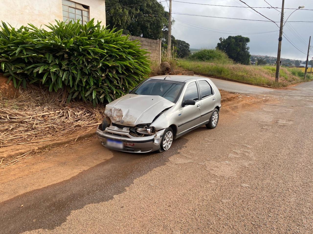 Por suspeita de embriaguez, mulher que abandonou carro em via pública é presa pela PM em Campos Altos