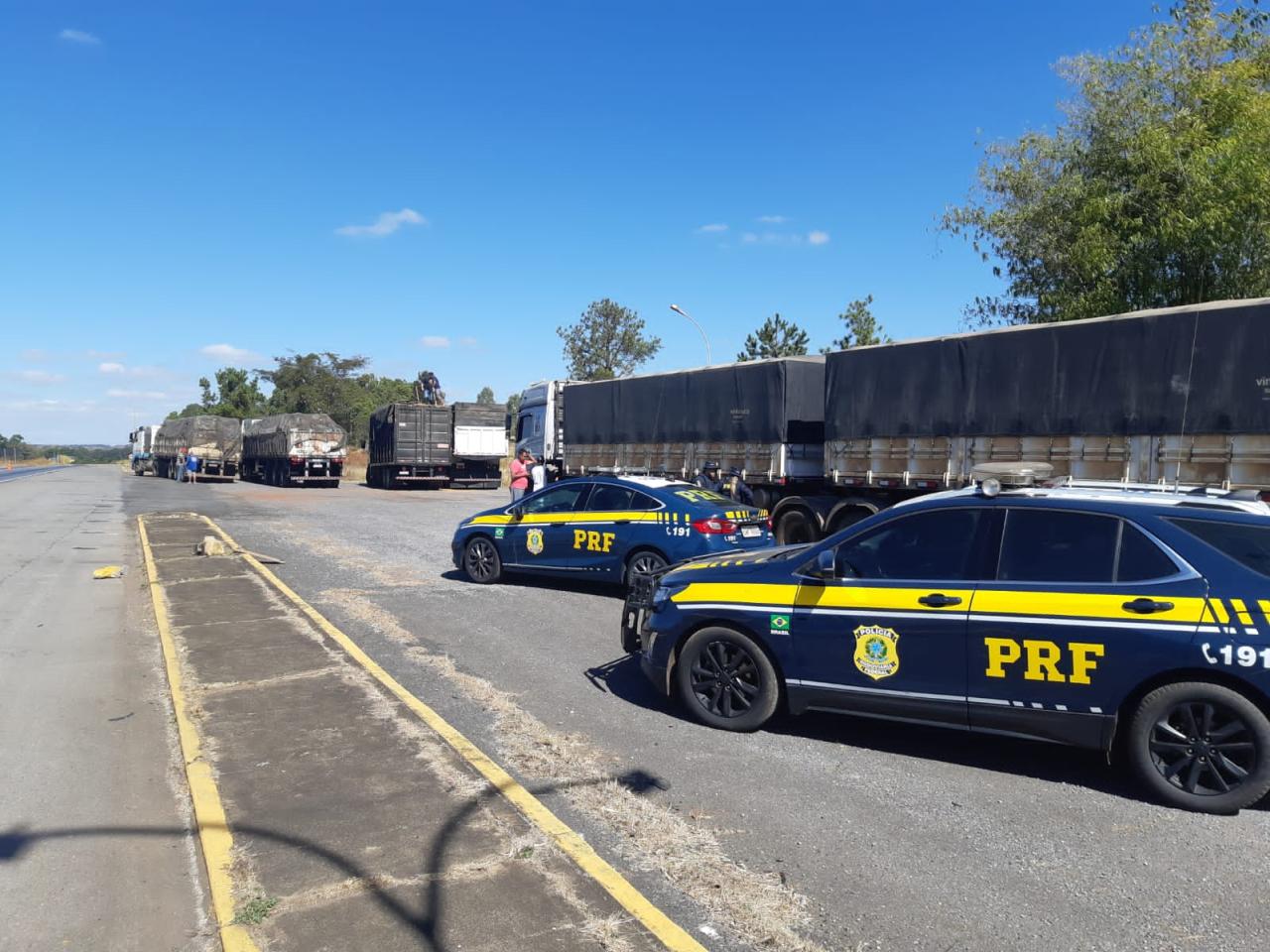 PRF fiscaliza veículos de carga na BR-262, entre Campos Altos e Córrego Danta