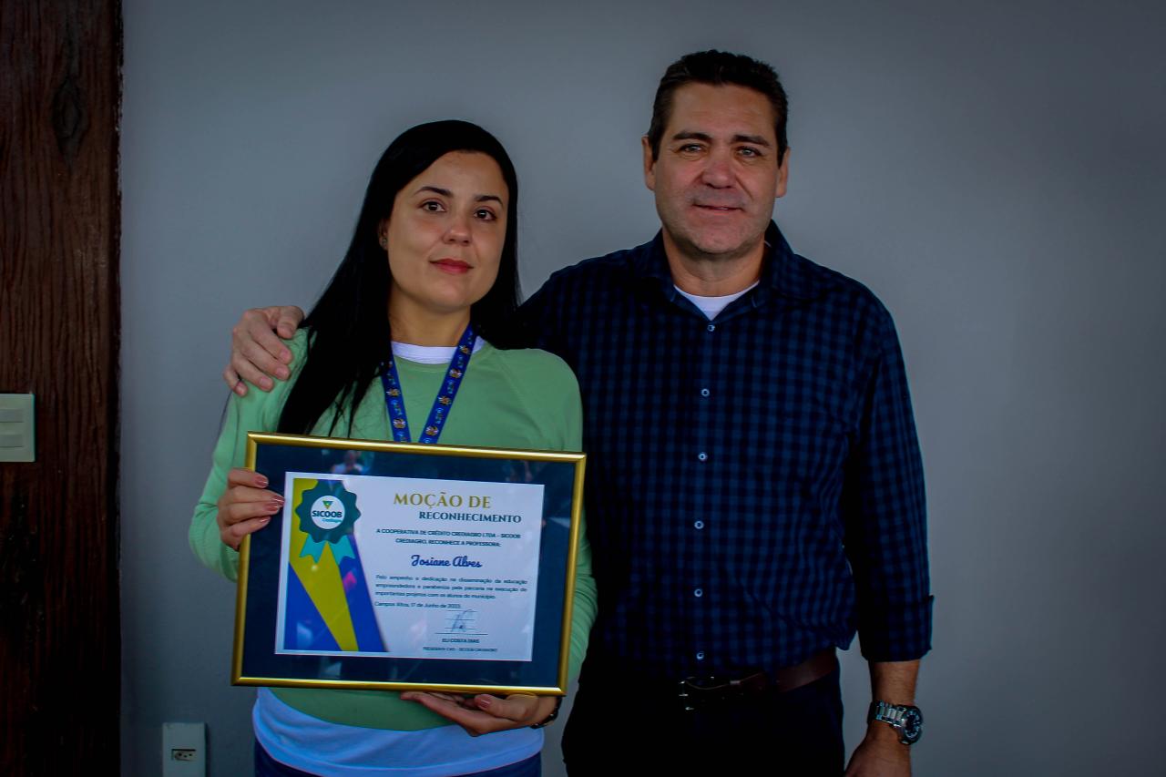 Professora Josiane Alves é homenageada com moção de reconhecimento por seu empenho na disseminação da educação empreendedora