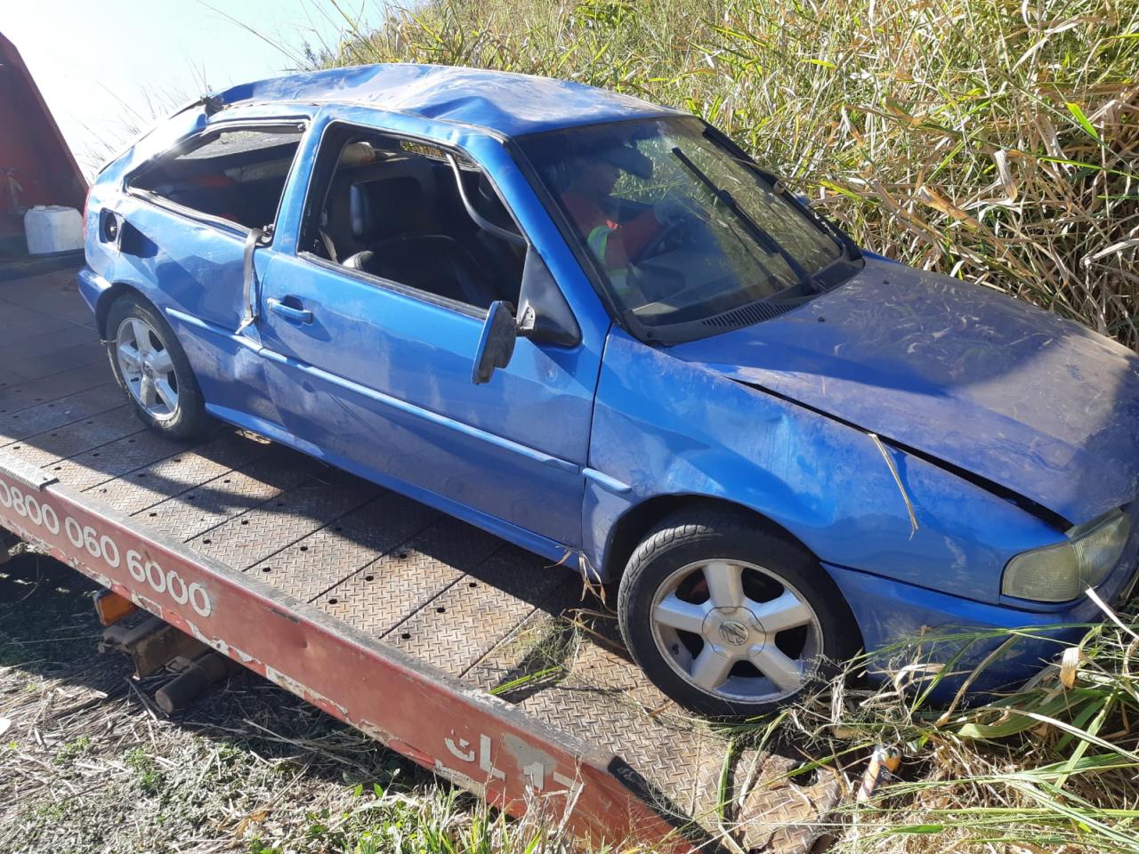 Quatro pessoas ficam feridas após carro capotar na BR-262, em Luz