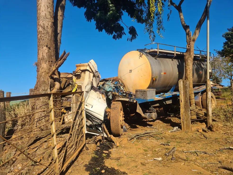 Região: motorista morre após caminhão bater em árvore na zona rural