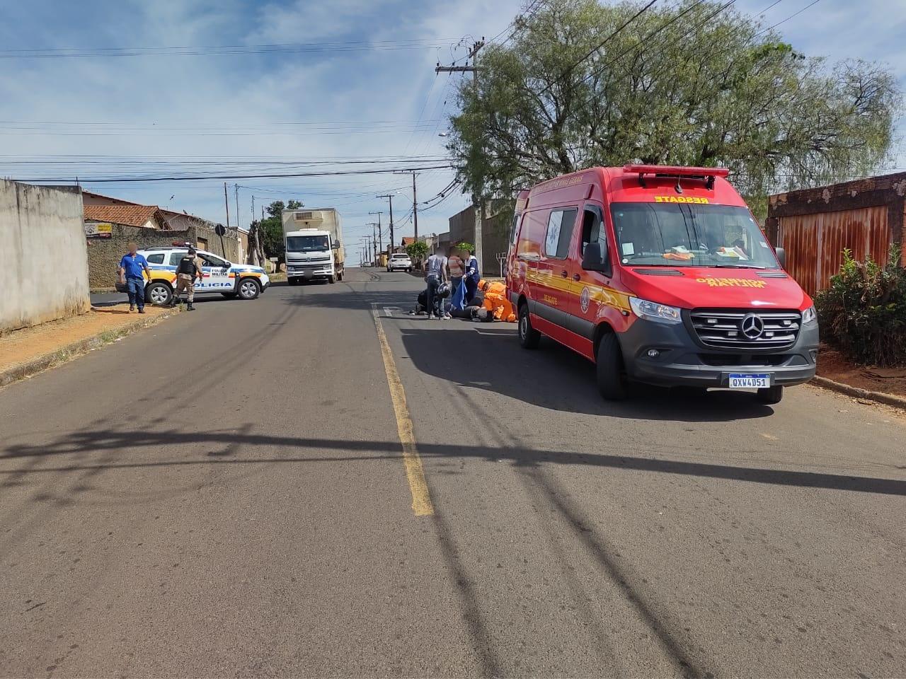 Vítima de colisão entre automóvel e motocicleta é socorrida em Araxá