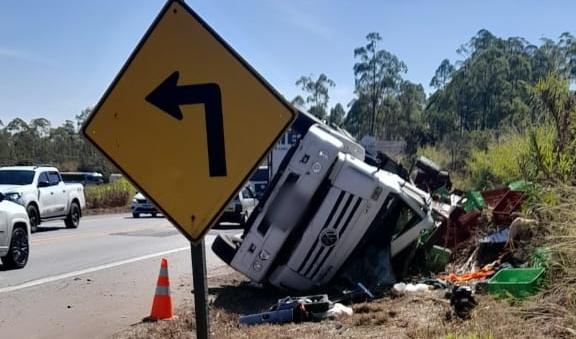 BR-262: tombamento de caminhão é registrado entre Campos Altos e Córrego Danta