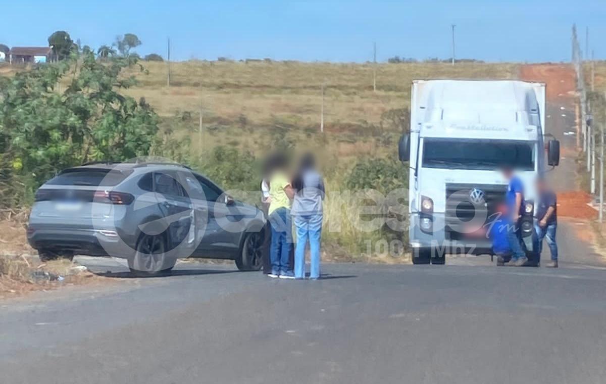 Carro e caminhão colidem em Campos Altos