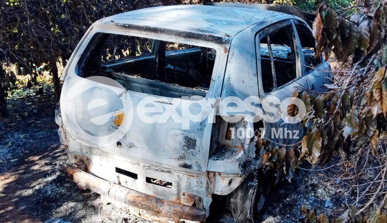 Carro furtado em Campos Altos é encontrado incendiado em meio à plantação de café