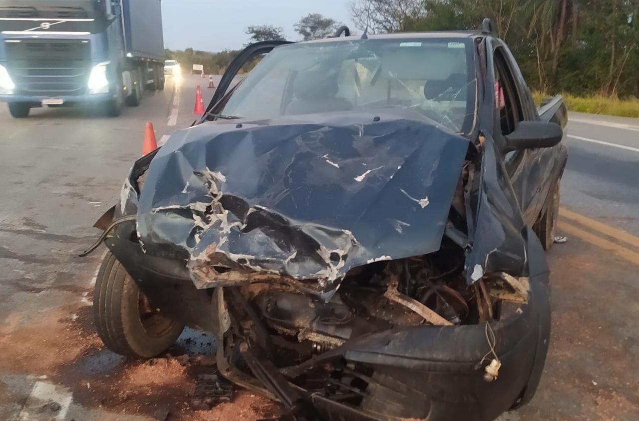Cinco pessoas ficam feridas após colisão entre carro e caminhonete na BR-262 em Luz