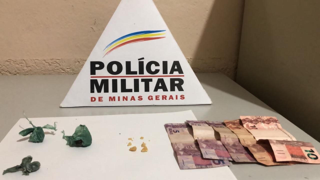 Homem e adolescente são detidos pela PM próximo à linha férrea, em Campos Altos; entorpecentes foram apreendidos