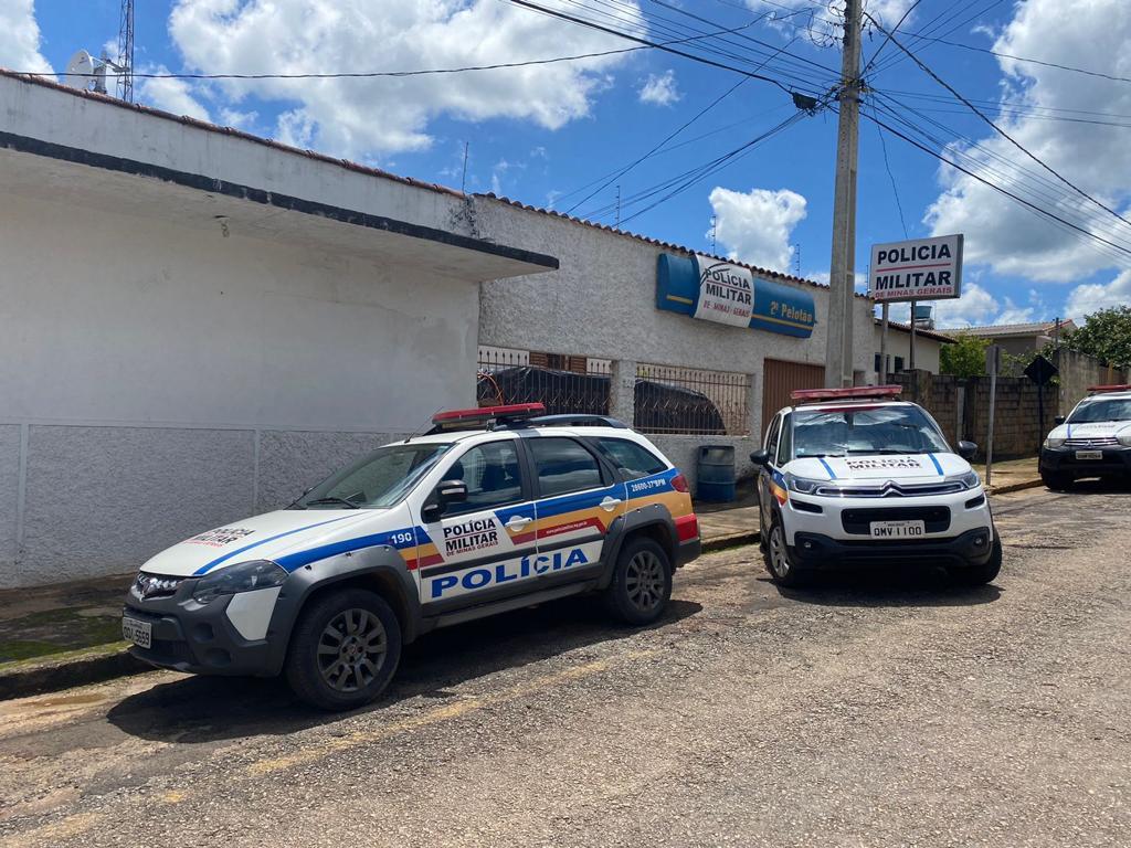 Homem embriagado, portando objeto similar a arma, é detido pela PM em lotérica de Campos Altos