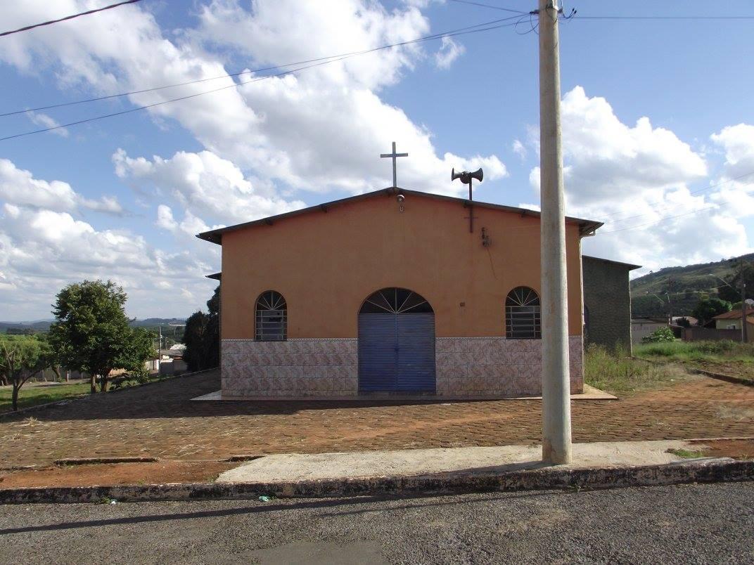 Pastoral da Saúde promove doação de roupas em ação social na Igreja de Santo Antônio, em Campos Altos