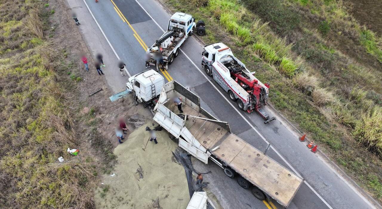 PRF utiliza drone para coibir saque de carga de café após acidente na BR-262 em Campos Altos