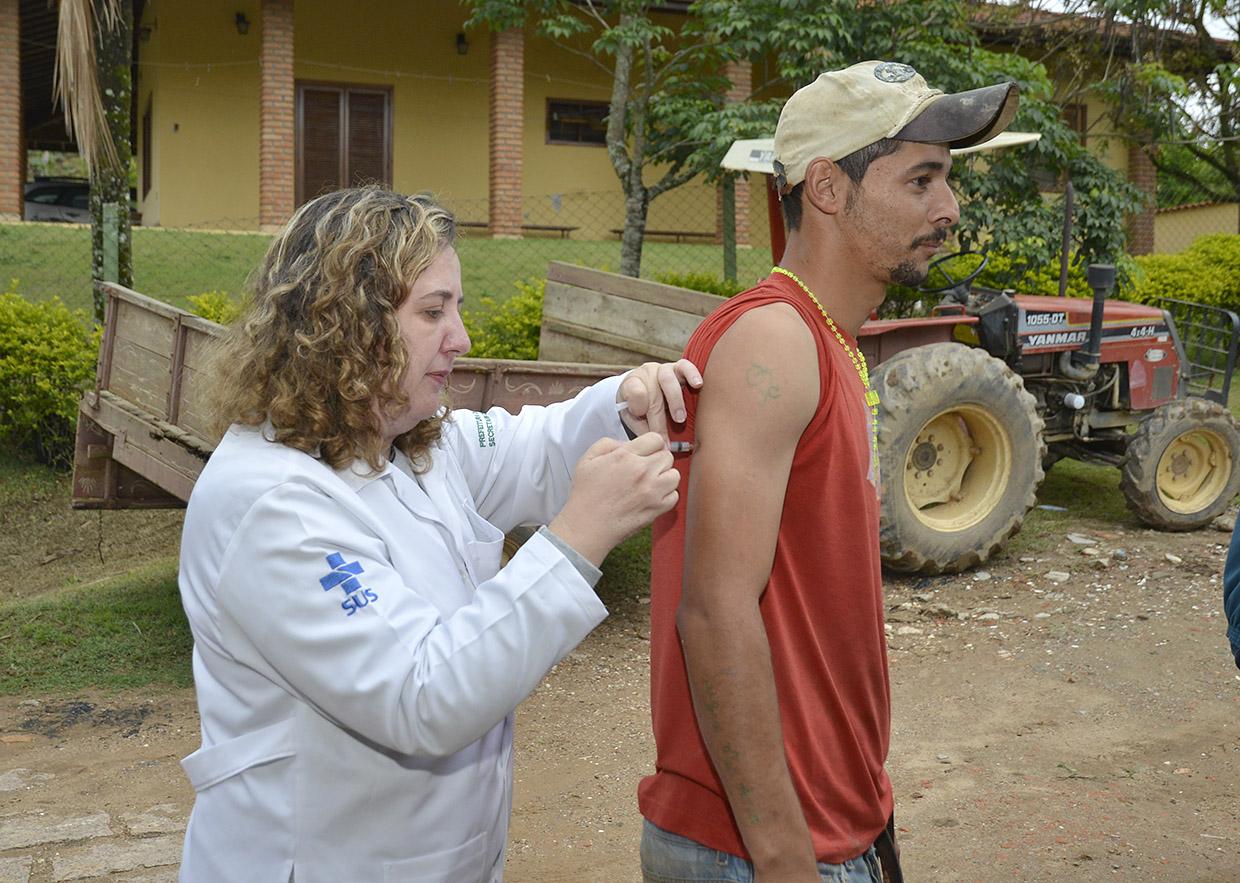 Saúde leva vacinação até áreas rurais para garantir imunização de moradores, em Campos Altos