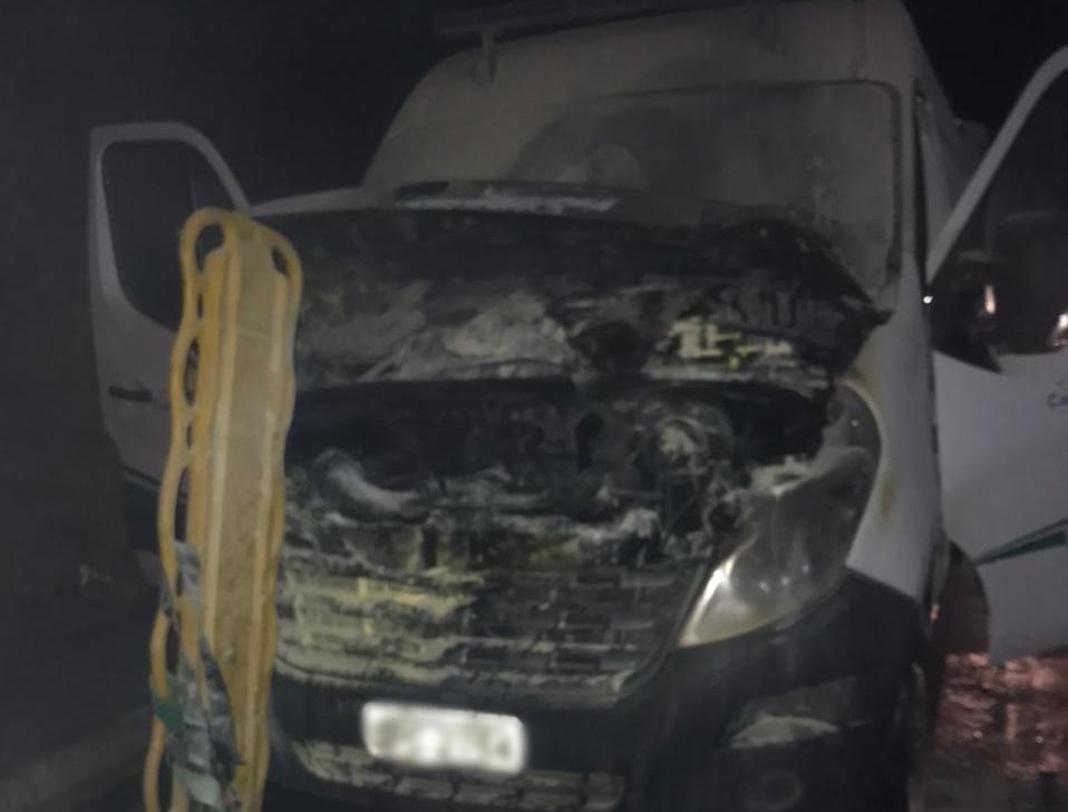 Ambulância de Campos Altos tem parte elétrica danificada após pegar fogo na BR-262