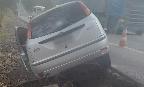 Com a pista molhada, veículo sai da pista e cai em canaleta na BR-262