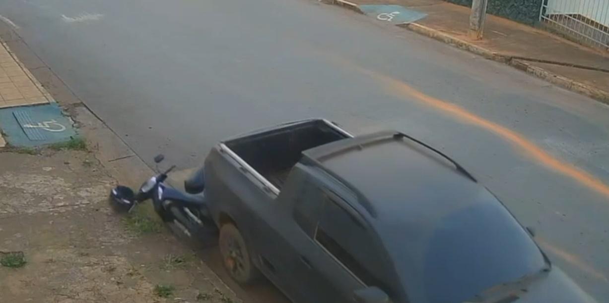 Engate de caminhonete escapa e moto estacionada se torna ‘herói improvável’ em Campos Altos