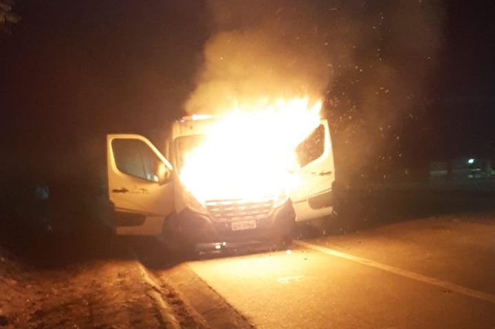 Imagens mostram ambulância de Campos Altos em chamas após registro de incêndio na BR-262
