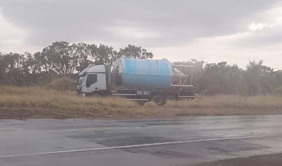 Motorista sai ileso após veículo sair da pista e parar em vegetação, na BR-262