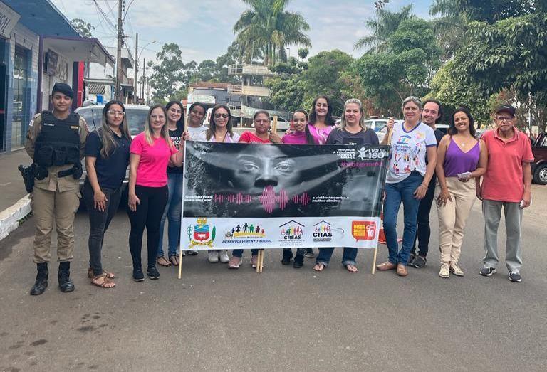 Passeata com distribuição de panfletos marca campanha de prevenção à violência doméstica, em Campos Altos