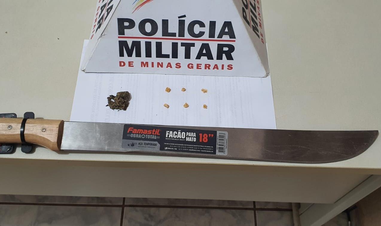 PM prende andarilhos com drogas e arma branca durante patrulhamento no Centro de Campos Altos