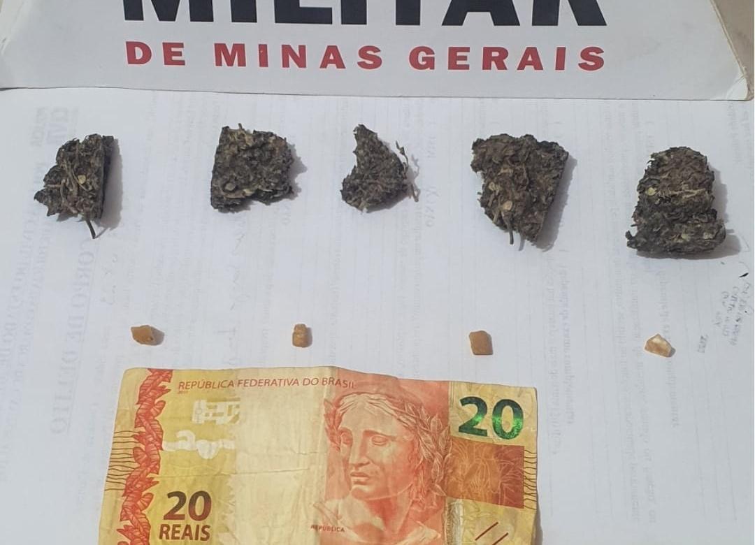 Polícia Militar de Campos Altos apreende drogas e munições em ações distintas no município; homem e adolescente foram detidos