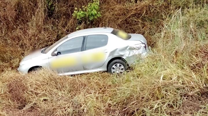 Radialista de Campos Altos sofre acidente e carro para em meio à vegetação na BR-262