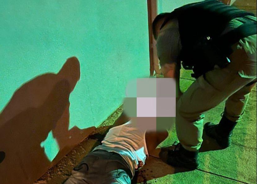 Suspeito de importunação sexual apanha de moradores e tenta reagir à prisão, em Campos Altos