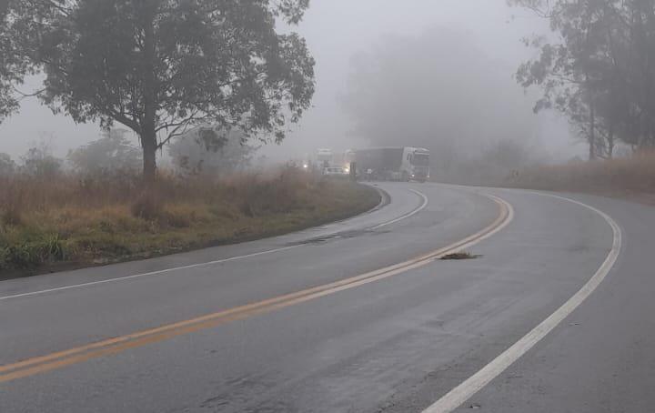 Trânsito fica lento após carreta colidir com carro de passeio na BR-262 em Campos Altos