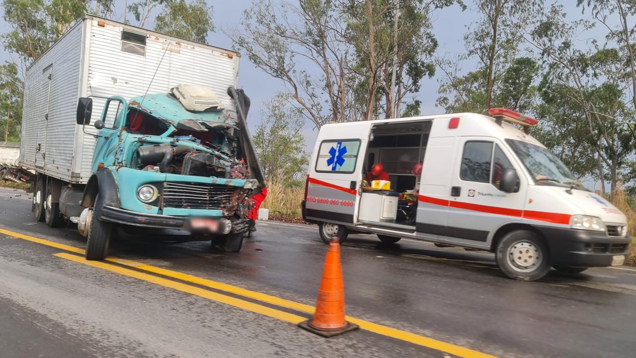 Acidente envolvendo caminhão e carreta é registrado na BR-262 em Campos Altos