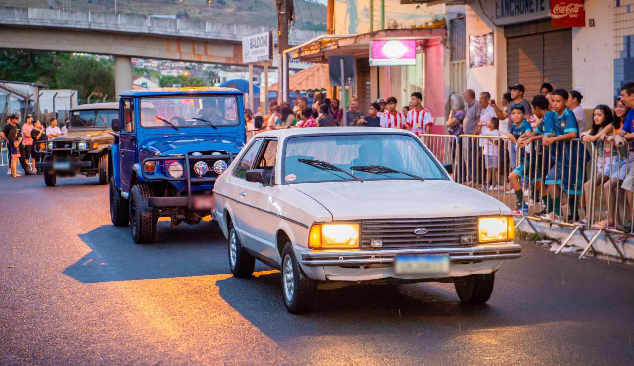 Celebrando a história e a tradição, aniversário de Campos Altos é marcado por desfile de carros antigos