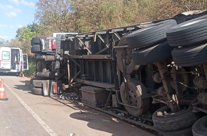 Motorista morre em acidente envolvendo carreta carregada de cerveja na BR-262 em Ibiá