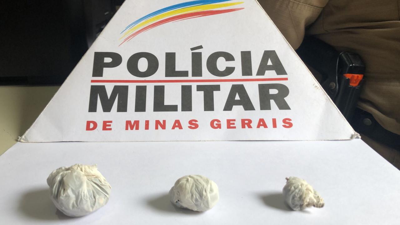 Polícia Militar desarticula ponto de consumo de drogas em operação próximo à linha férrea em Campos Altos