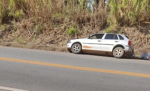 Veículo cai em canaleta após sair da pista na BR-262, próximo ao distrito de Cachoeirinha