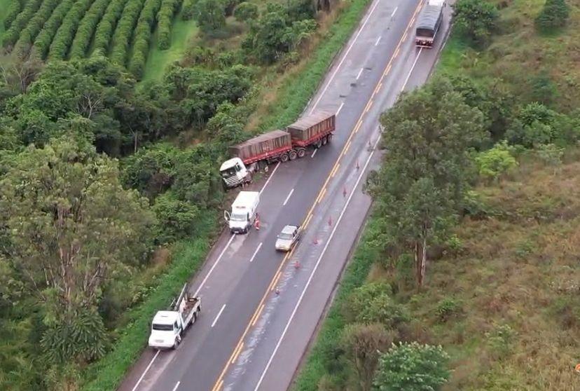 Carreta sai da pista na BR-262 em Campos Altos; motorista saiu ileso