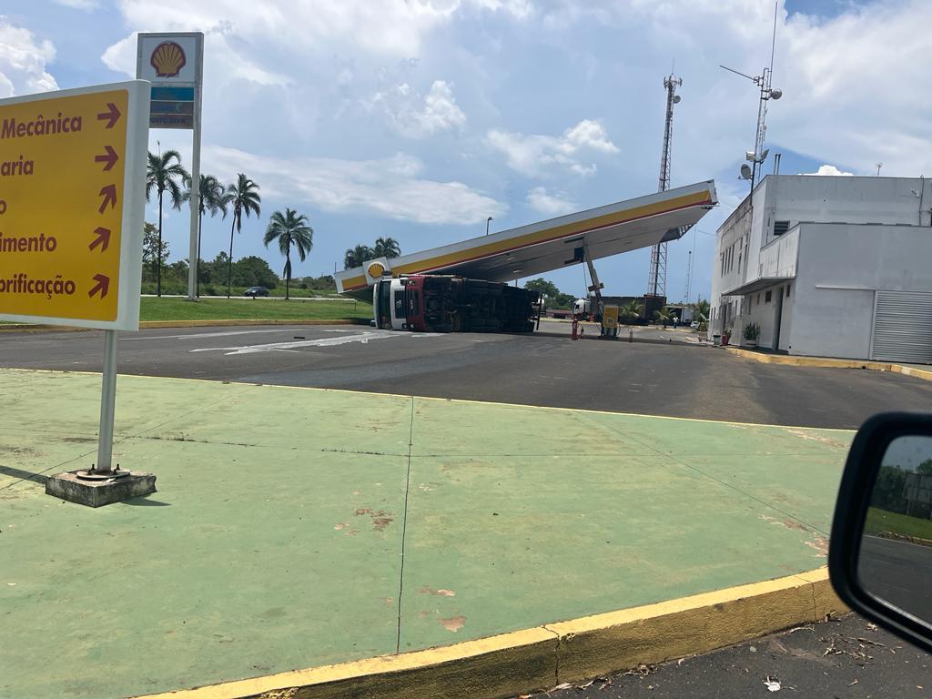 Carreta tomba e derruba estrutura de posto de combustíveis na BR-262 em Ibiá