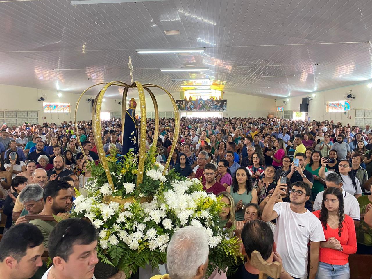 De geração em geração: família se dedica todos os anos à decoração do andor de Nossa Senhora para tradicional procissão