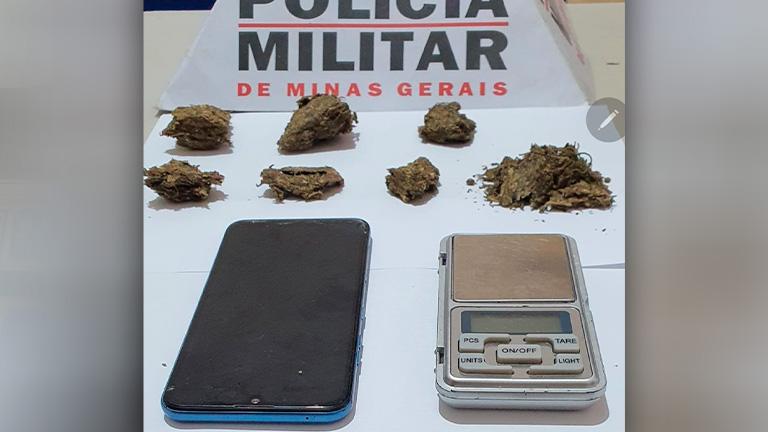 Drogas são apreendidas pela PM e suspeito é preso em Campos Altos