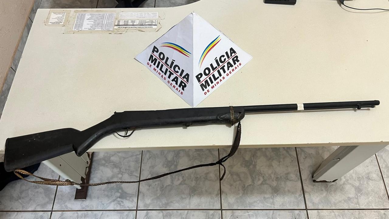 Homem é preso e arma de fogo é apreendida pela PM na zona rural de Campos Altos