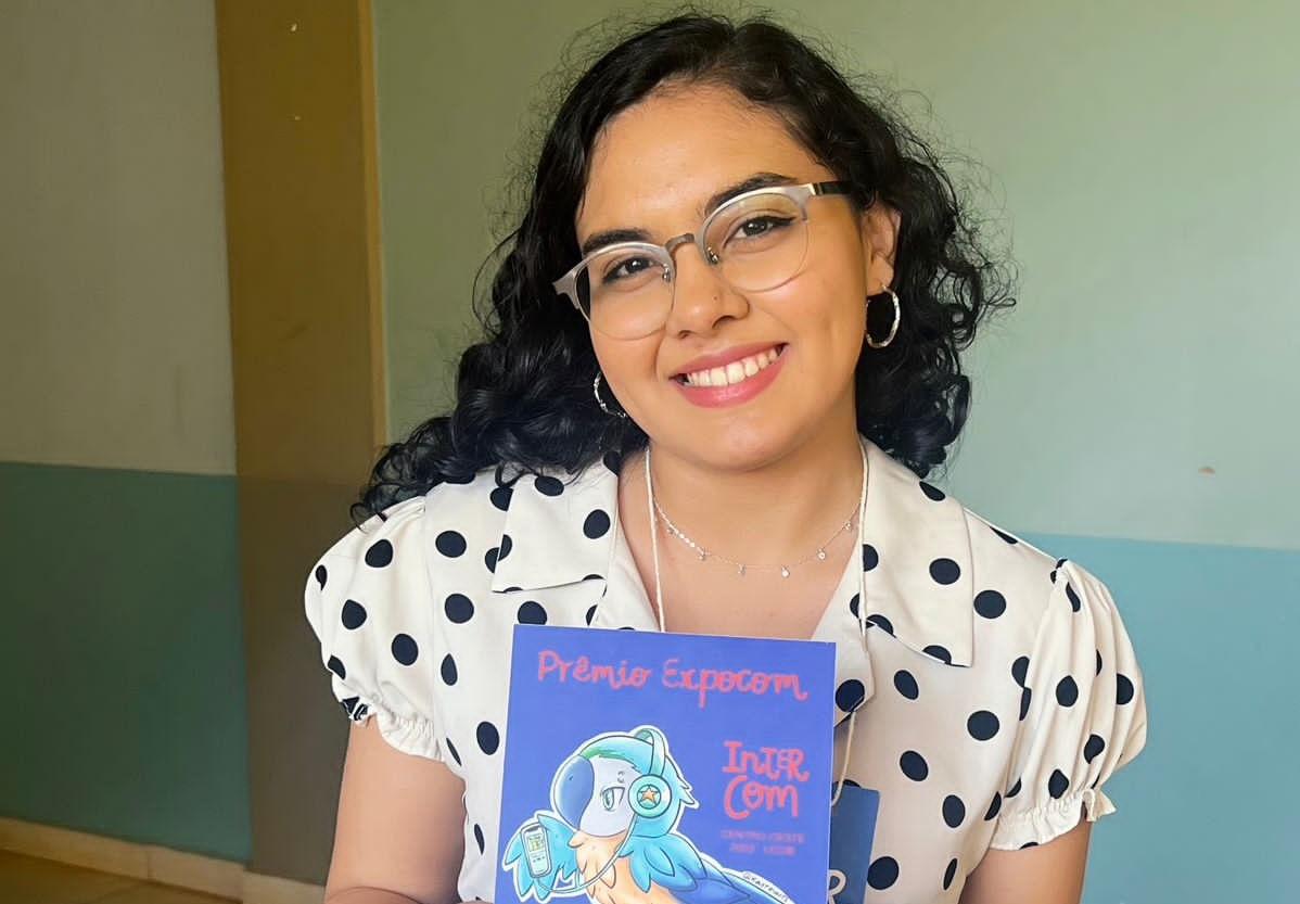 Jornalista, filha de campos-altense, lança livro autoral premiado pela Expocom