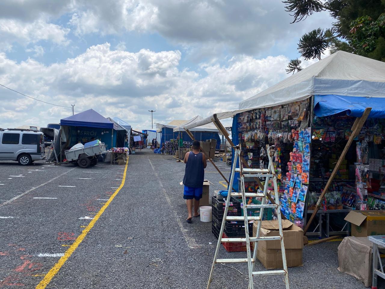 Montagem de tradicionais barraquinhas é iniciada para festividades do dia 12 de outubro