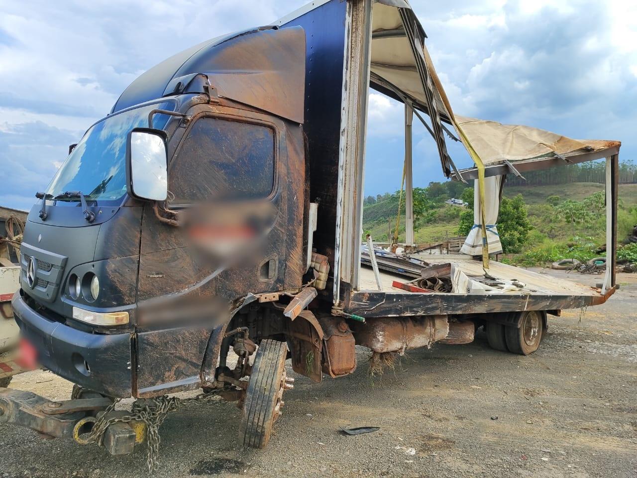 Caminhão transportando carro de luxo cai em barranco na BR-262 em Campos Altos