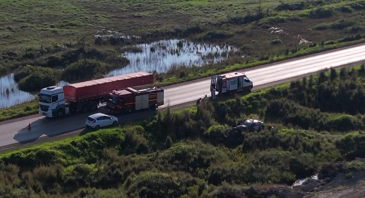 Carro cai em brejo na BR-354, entre Campos Altos e Santa Rosa da Serra; quatro pessoas ficaram feridas
