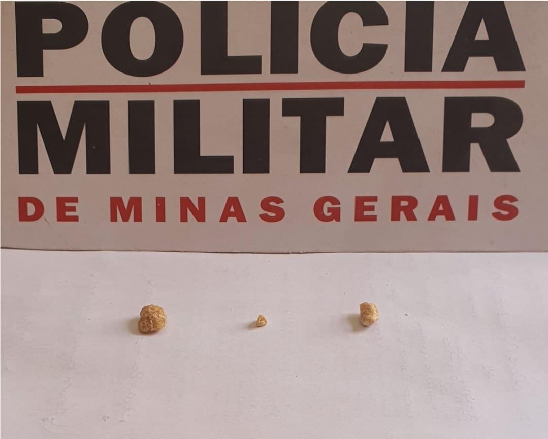 Homem de 45 anos é preso pela PM portando crack, no bairro Camposaltinho em Campos Altos