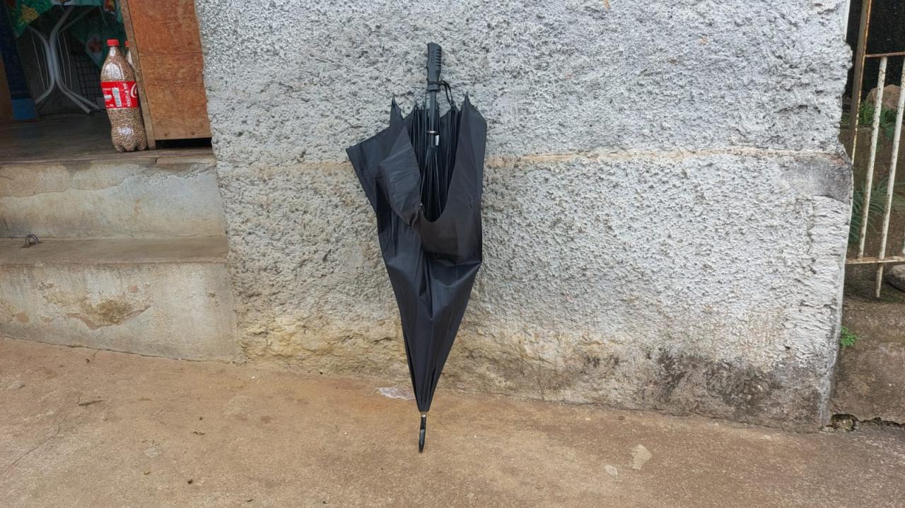 Homem usa guarda-chuva para agredir dono de bar e briga vira caso de polícia em Campos Altos