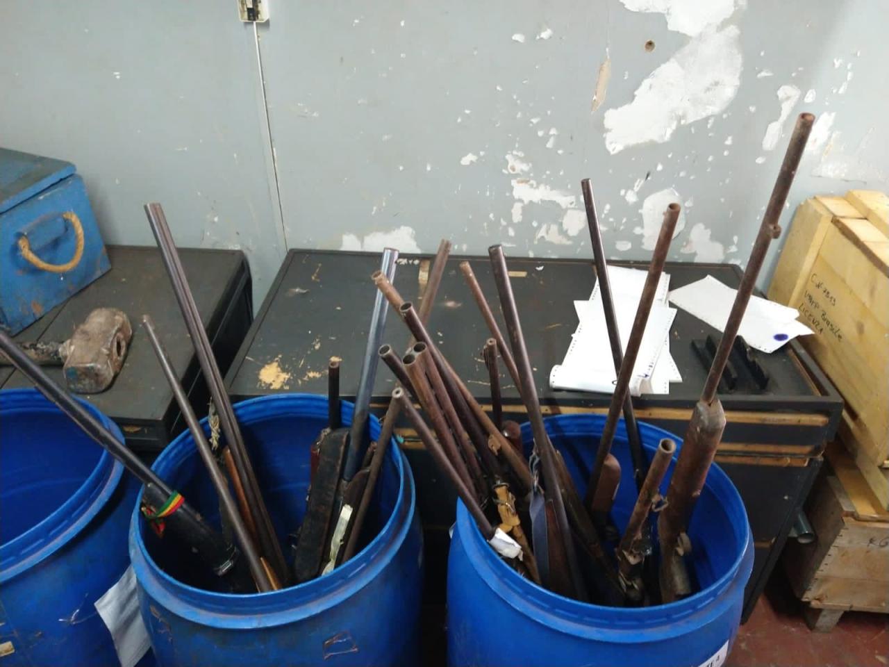 Mais de 60 armas e artefatos que estavam apreendidos são destruídos pela Polícia Civil de Campos Altos