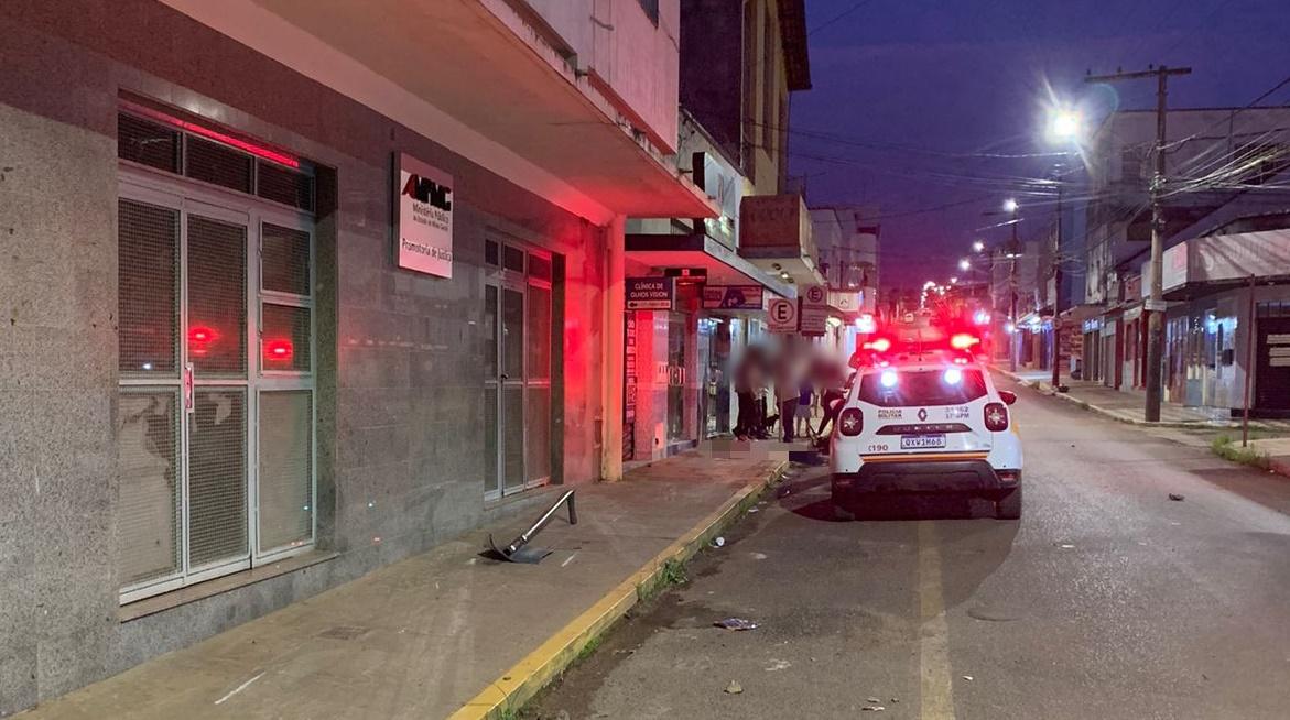 Motociclista sem capacete colide com placa no Centro de Campos Altos