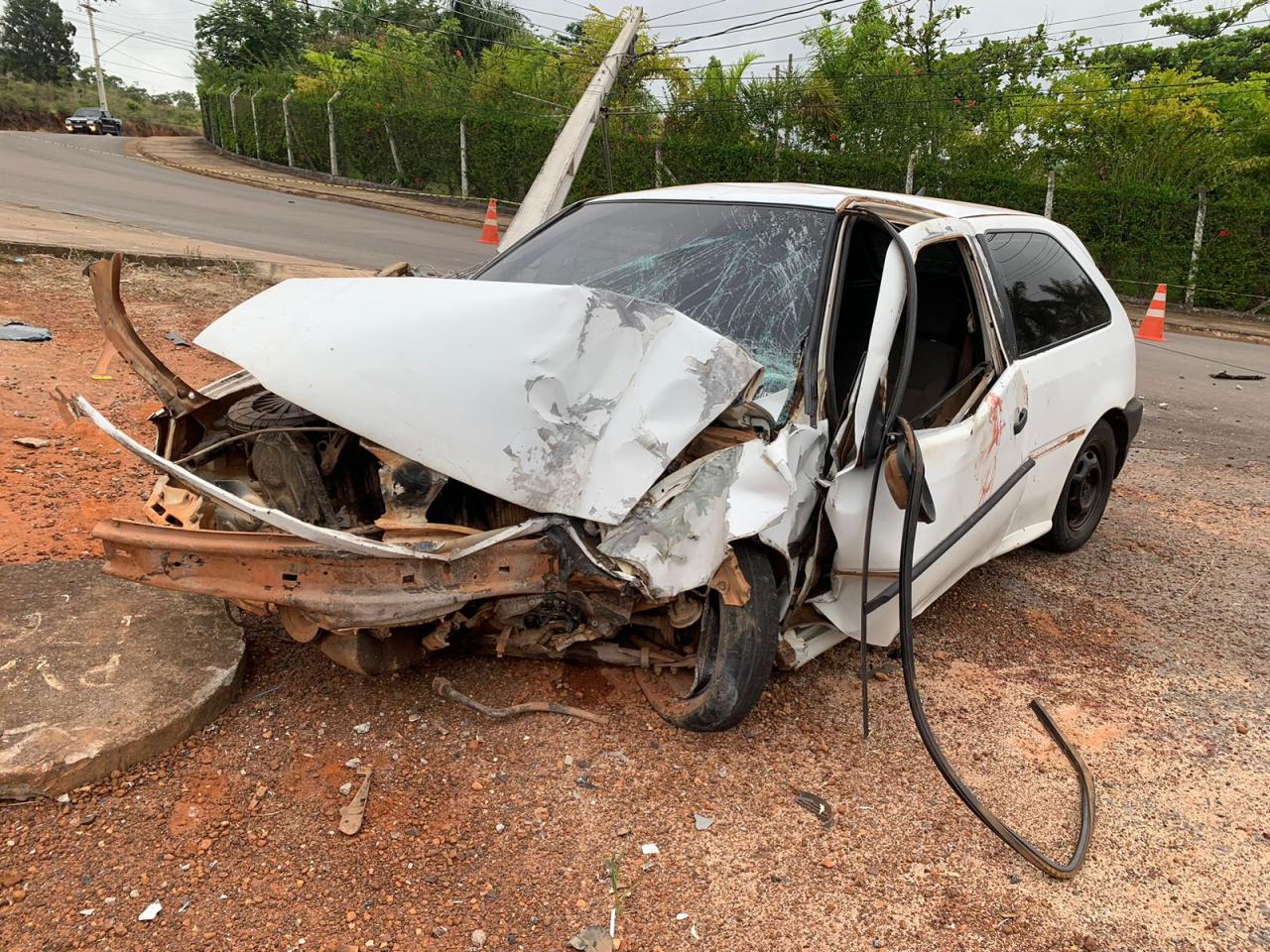 Homem de 22 anos perde controle em curva e atinge poste na avenida que liga ao Santuário, em Campos Altos