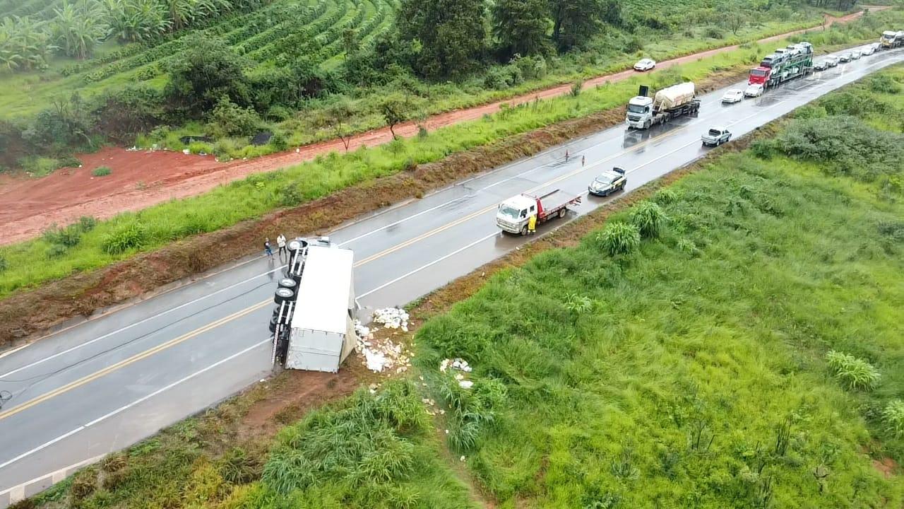 Caminhão carregado com caixas de suco tomba na BR-262, em Campos Altos; saqueadores são localizados por drone